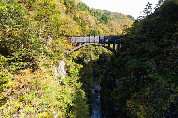 An aqueduct carrying water to Shin-Yanagawara Power Station, as seen from Atobiki Bridge.