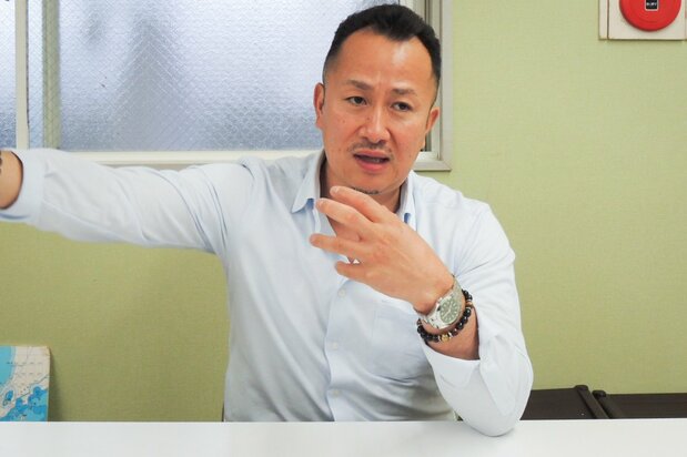 正在热情洋溢地讲述干货制作的五十岚崇光总经理(图片:笔者)
