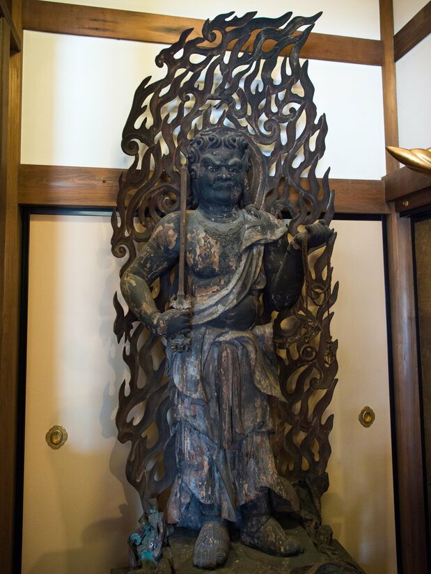 Une statue de Fudô Myôô gravée de la période Muromachi (1333-1568) se dresse dans le sanctuaire intérieur.