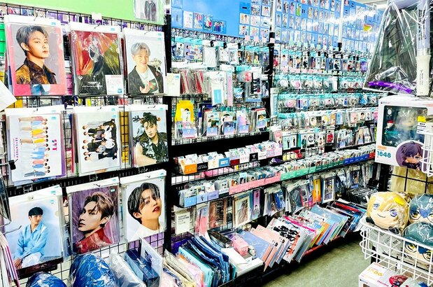 K-BOOKS“K-POP馆”里摆满了韩流偶像周边。一到周末，开店后就会涌入大量客人把通路挤得水泄不通（获得许可后在开店前拍摄）