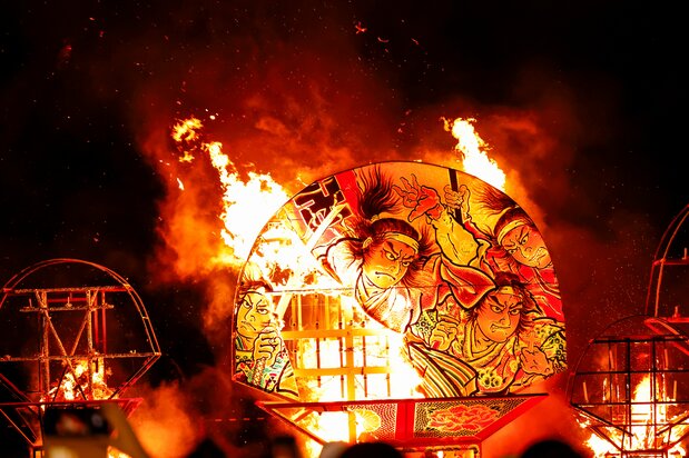El Nanukabi-okuri, que tiene lugar el último día del Neputa Matsuri de Hirosaki y en el que se despide a los espíritus con fuego, imita el shōryō-nagashi de los neputa de antaño.