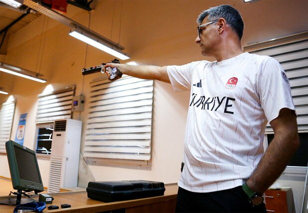 パリオリンピックの射撃で独特のポーズが話題となったトルコのユスフ・ディケッチ=2024年8月8日、トルコ・アンカラ(REUTERS/Cagla Gurdogan)