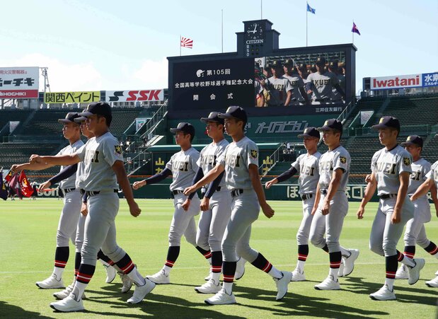Répétition de la cérémonie d’ouverture du championnat national d’été de baseball lycéen au stade Kôshien, où la chaleur extrême est devenue une préoccupation grandissante. (Jiji)