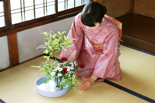 將花插在劍山上完成作品(PIXTA)