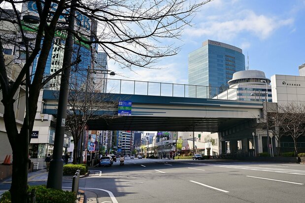 外堀通りと東京高速道路が交差する地点を、広重が描いた辺りから、ほぼ同じ方角を見て撮影した写真。高速下左側の歩道付近に比丘尼橋が架っていた。右側には東京交通会館や有楽町イトシアが見える