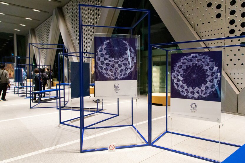 Affiches de Tokolo Asao qui a créé les emblèmes des Jeux Olympiques et Paralympiques