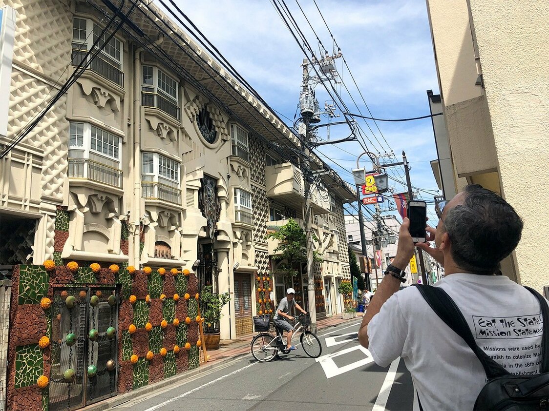 「マインド和亜」　ユニークな外観にカメラを向ける外国人ツアー客