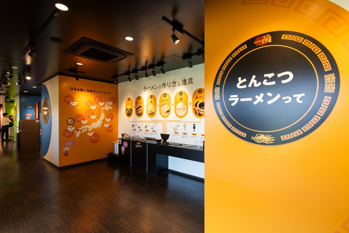 在“猪骨汤拉面博物馆”里展示着平时看不到的烹饪过程和用具等