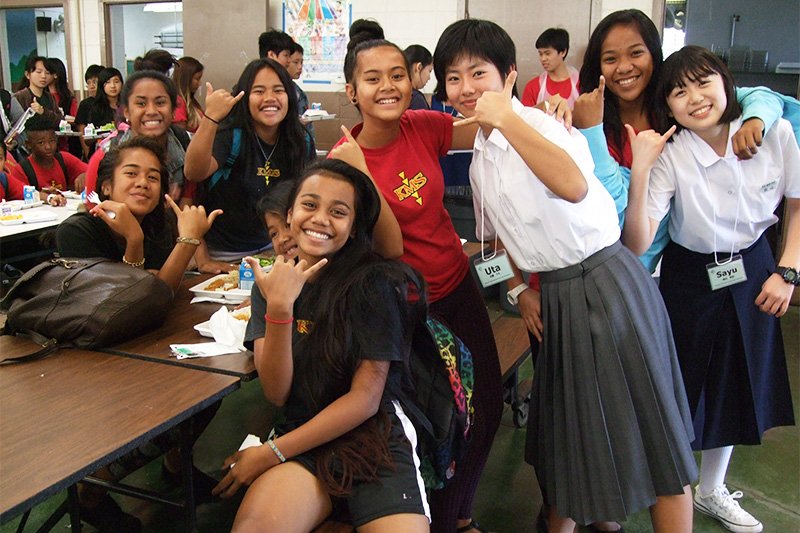 The Nagaoka students visit a Honolulu school and interact with students there in January 2015. Photo courtesy of Nagaoka City.
