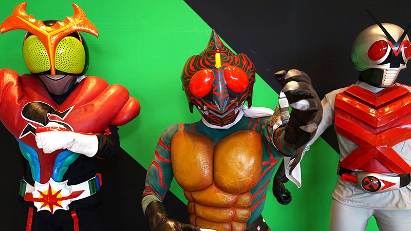 Los Kamen Rider de la era Shōwa: de izquierda a derecha, Kamen Rider Stronger, Kamen Rider Amazon y Kamen Rider X.