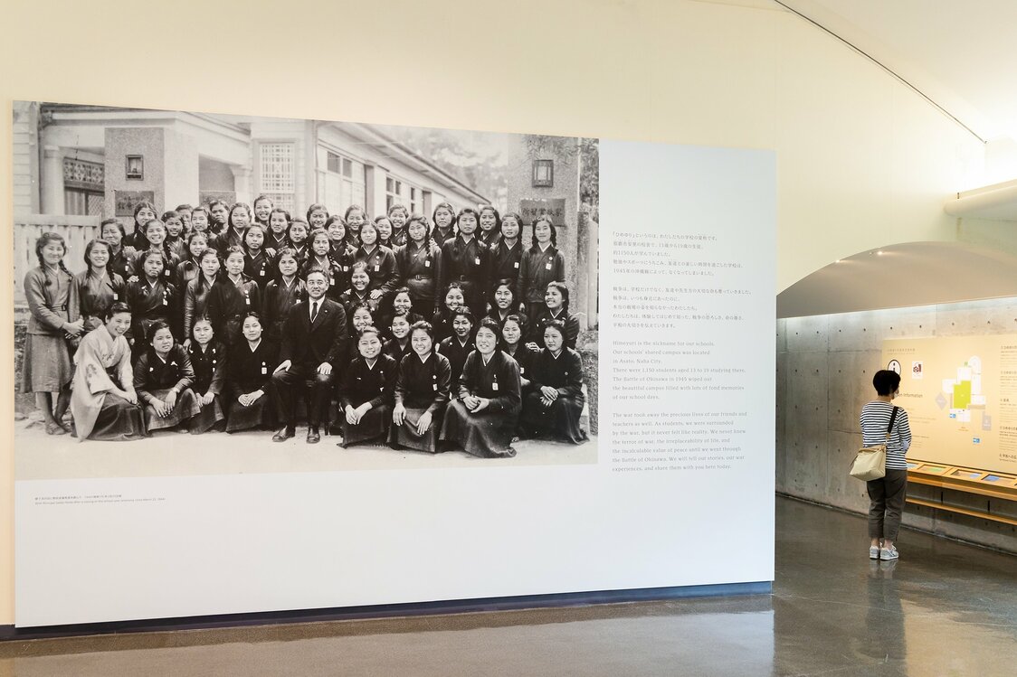 希望に満ちあふれた女学生の顔が印象的な資料館ロビーの写真