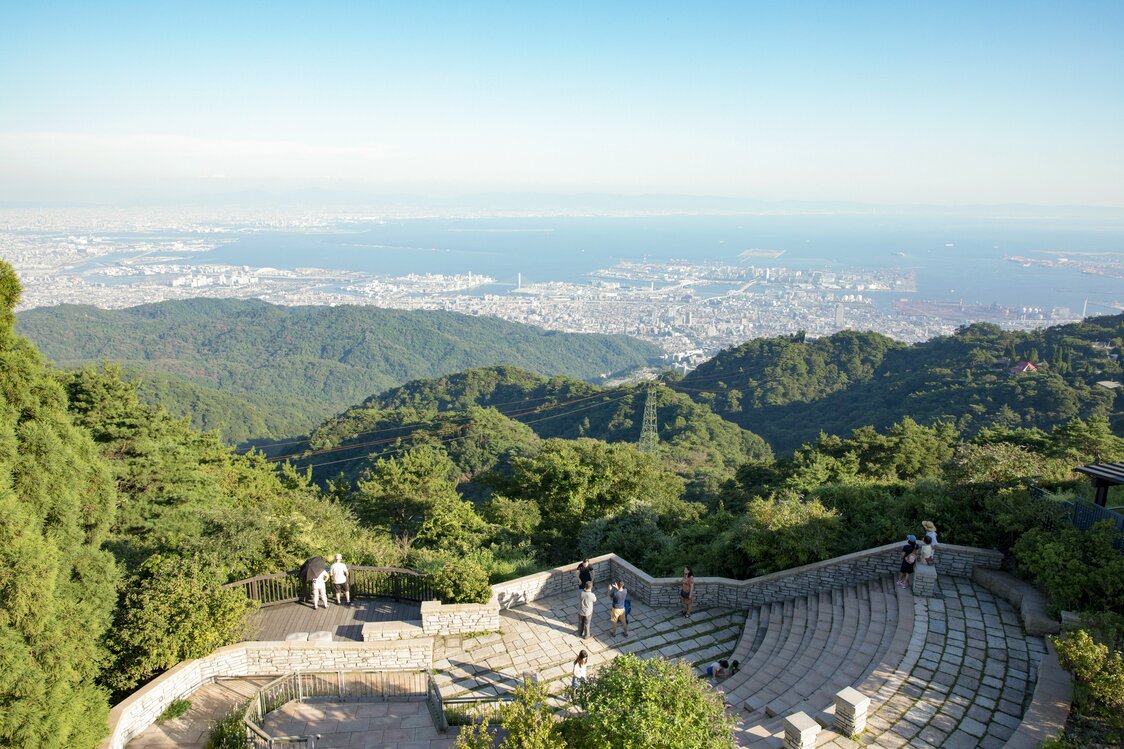 从六甲花园露台眺望神户街区和大海　（提供：一般财团法人神户观光局）