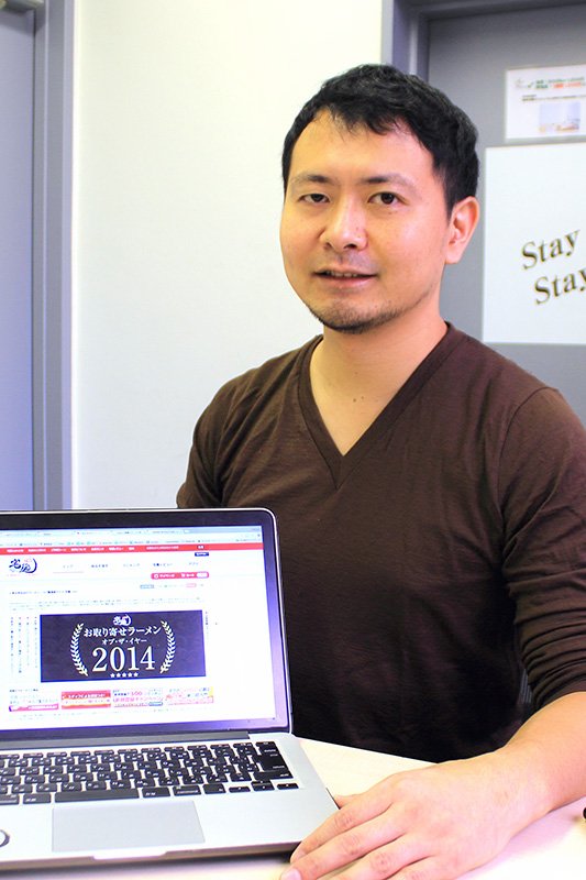 Inoue Takuma, el presidente de Gourmet Innovation. El sitio web de pedidos de Takumen ofrece información variada sobre el mundo del ramen.