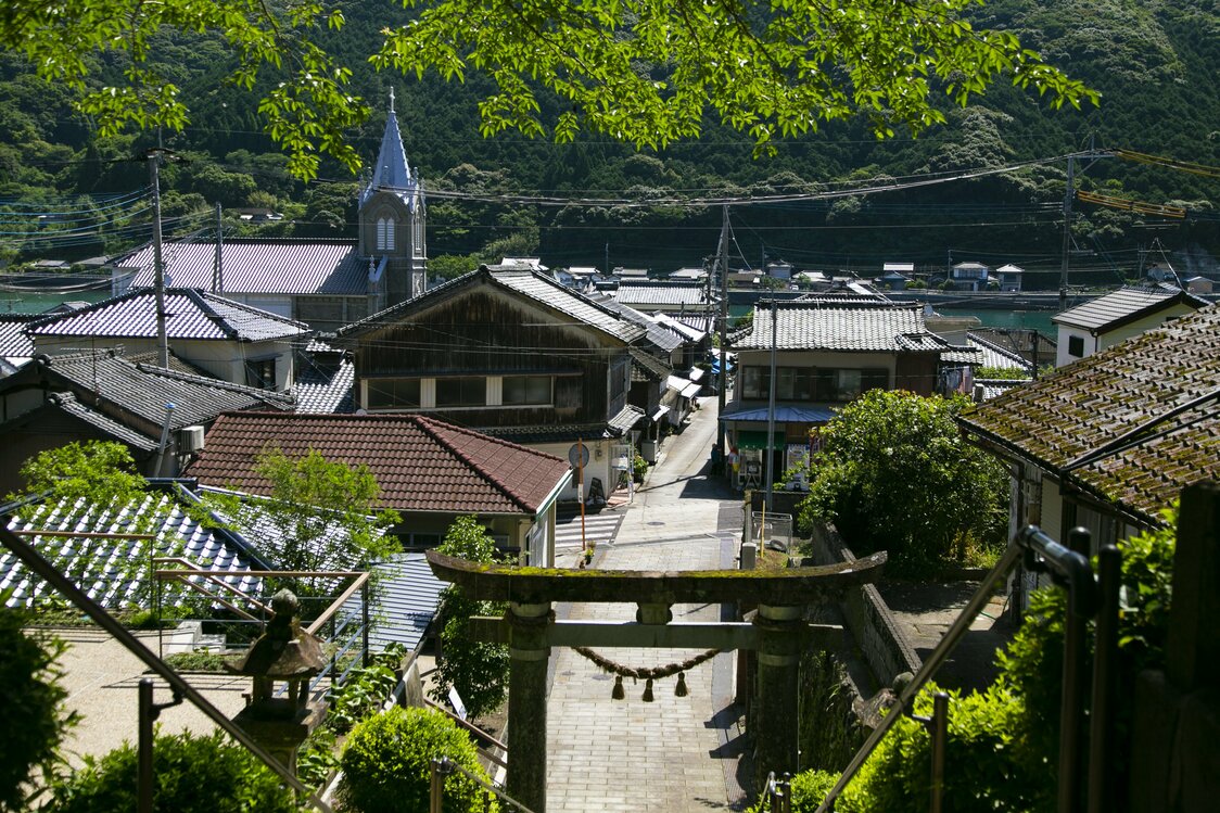 La juxtaposition intrigante du portique torii d’un sanctuaire shintô avec une église chrétienne...