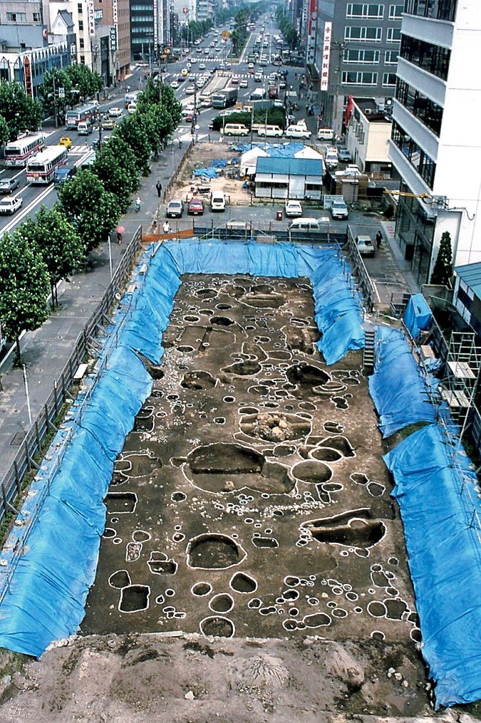 博多遺跡群の発掘調査。大博通り(博多駅近くの幹線道路)で中世から近世の遺構が層をなして発掘された（福岡市埋蔵文化財センター所蔵）