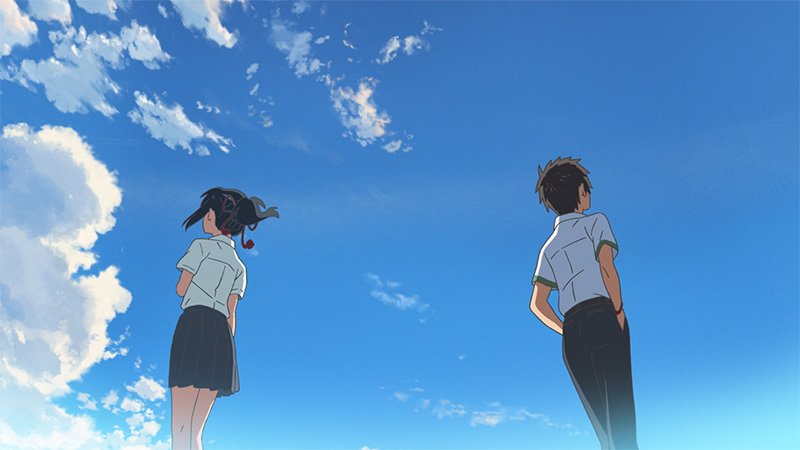 مشهد من فيلم ”اسمك.“. تلعب الغيوم المنجرفة والأنماط المتغيرة للإضاءة عادة دورا مهما في أفلام شينكاي. الصورة من لجنة إنتاج فيلم ”كيمي نو نا وا.“ ٢٠١٦.