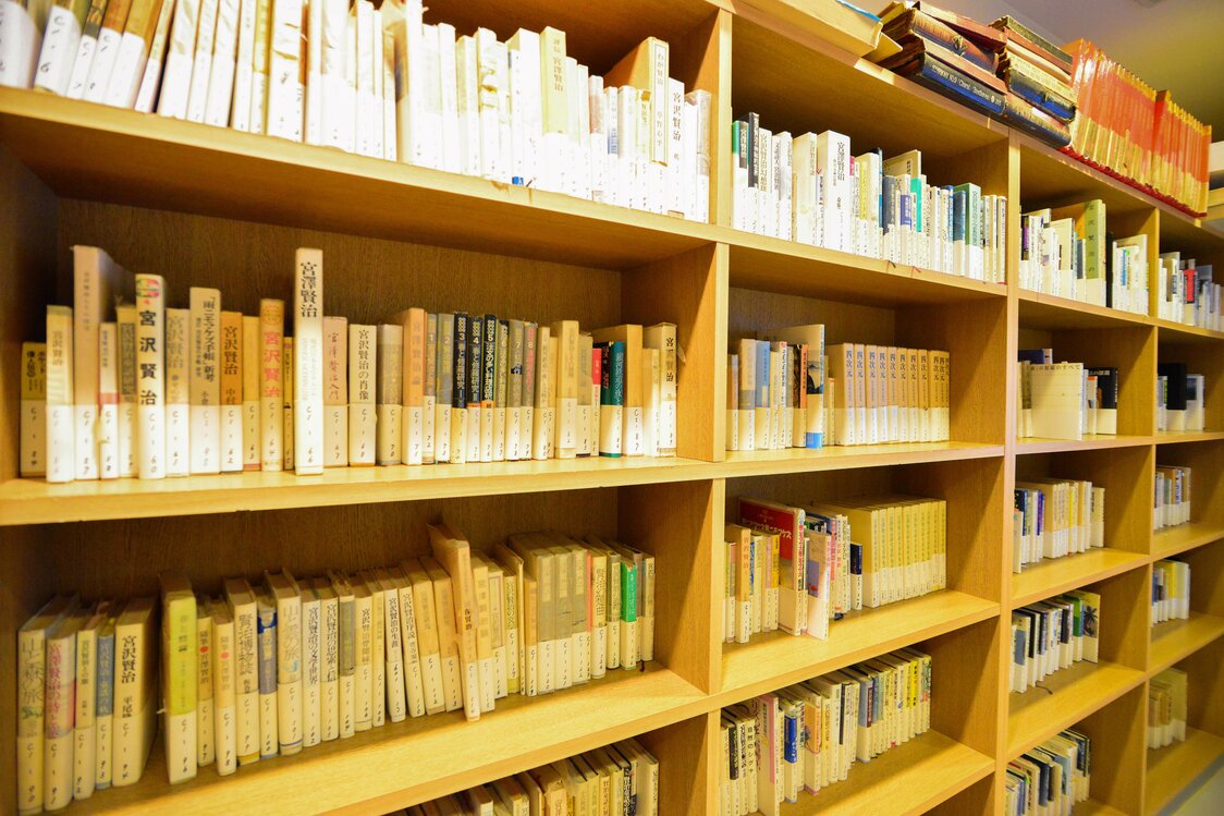 賢治関連の書籍や資料が並ぶ2階の図書