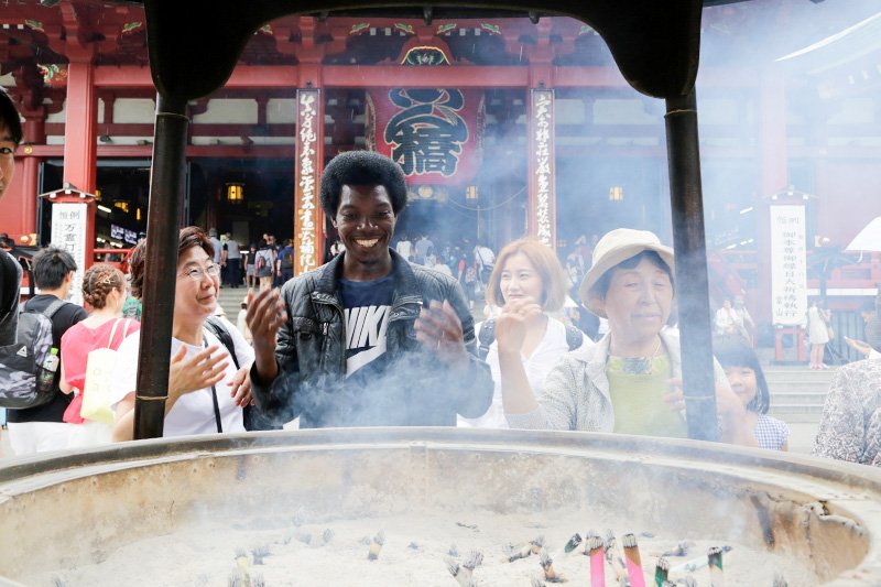 浅草寺で、香炉の煙を身体にかけるのは健康祈願のためと聞いて、煙を体中に浴びる