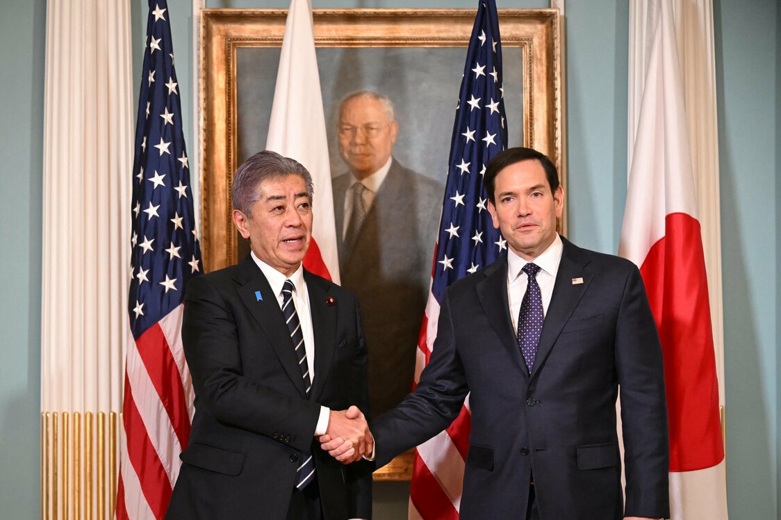 ルビオ米国務長官（右）と握手する岩屋毅外相（AFP時事）