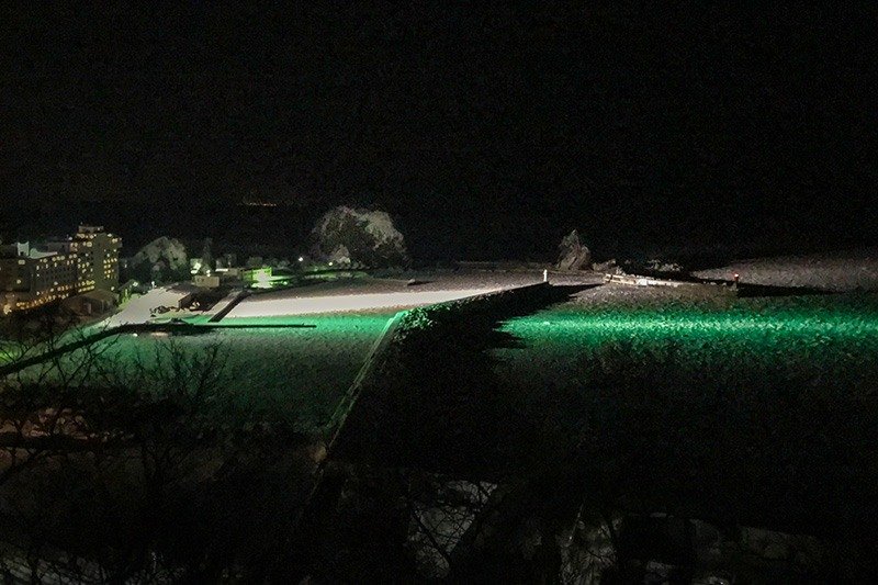 El hielo iluminado a la deriva visto desde Yūhidai. (Foto cortesía de la Asociación de Turismo Shiretoko Shari- chō)