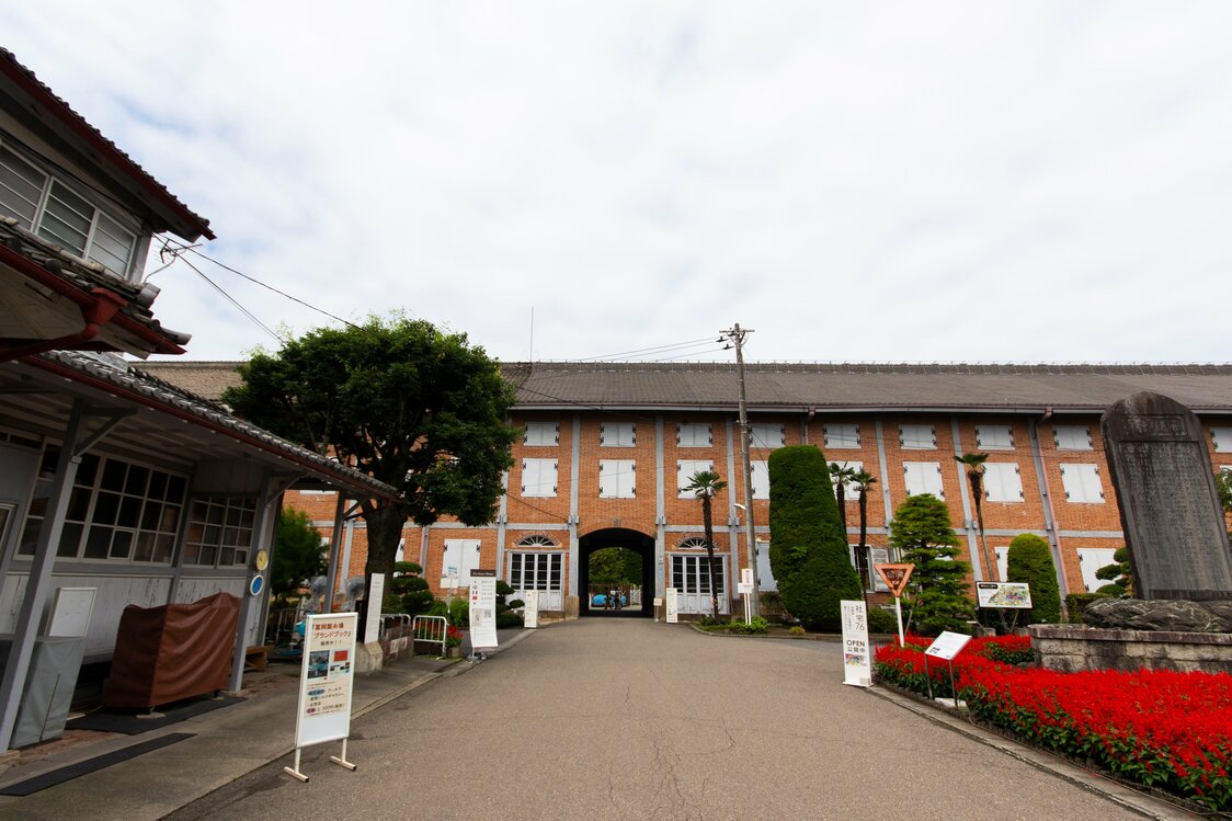 木の柱や梁（はり）の間にれんがを積んだ「木骨れんが造」。右の石碑は、1873（明治6）年の皇后・皇太后の行啓記念碑