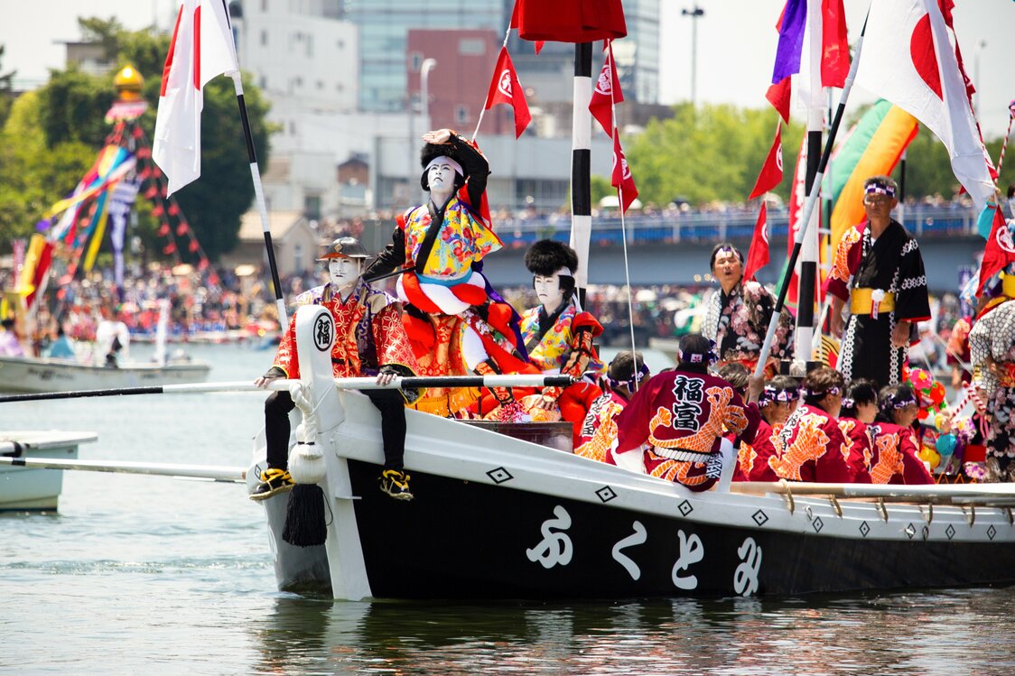 El kengai de Fukutomi, cuyo barco destaca por su casco negro, ejecuta su labor con gallardía.