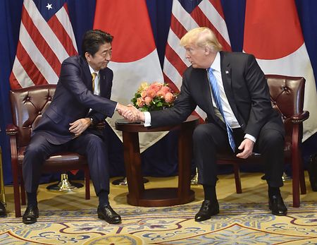 Le Premier ministre Abe serrant la main du président Trump lors d’un sommet à New York le 26 septembre 2018. (© AFP/Jiji)
