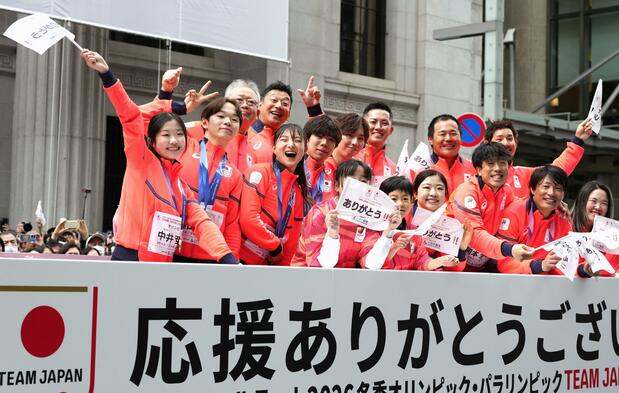 Athletes gather for a photograph at the Tokyo parade on April 25, 2026. (© Kyōdō Images)