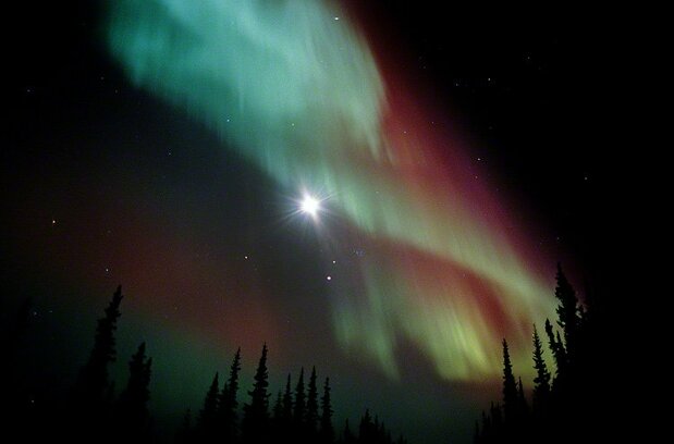 La aurora en una noche de luna llena.