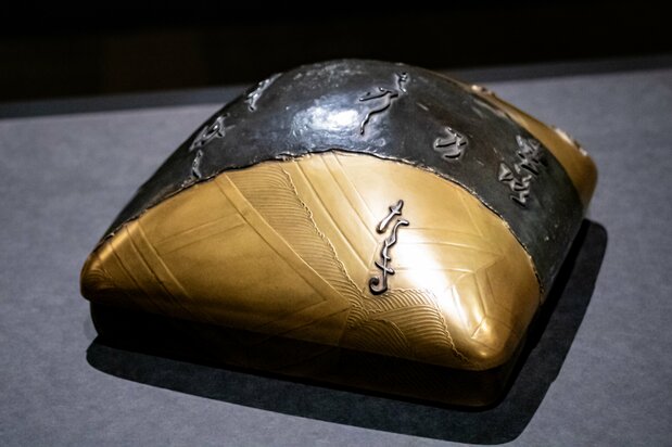 和歌を散らしたデザインが秀逸な国宝「舟橋蒔絵硯箱」（東京国立博物館所蔵）