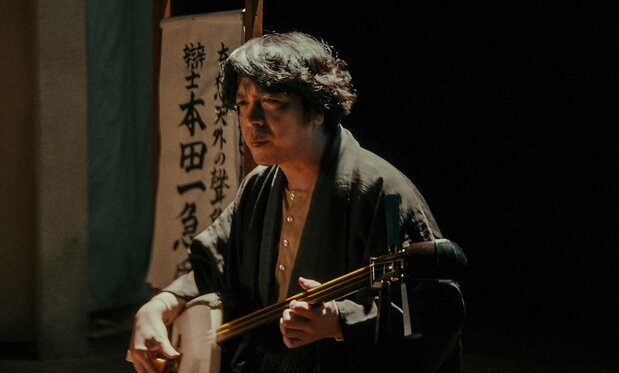 三味線を弾き、「奇想天外の声色」で迫真の活弁を見せるハジメ ©本田プロモーションBAUS/boid