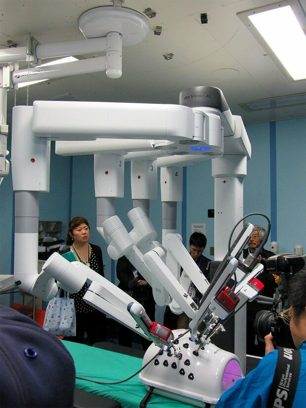 マーシー船内の手術室に装備されている手術用ロボット「ダヴィンチ」。医師は楽な姿勢で精密な手術を行うことができる(撮影筆者)