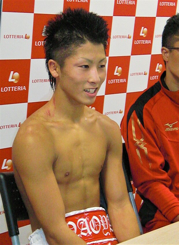 アマチュア7冠という実績を引っさげ臨んだプロデビュー戦で、井上はKO勝ちを果たした(2012年10月2日、東京・後楽園ホール)時事