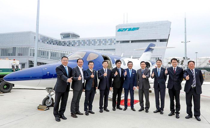 HondaJet中国经销商在广州白云国际机场内开业。图为参加开业式的日中双方有关人员和小型商务喷气飞机（图片提供 : HONDA）