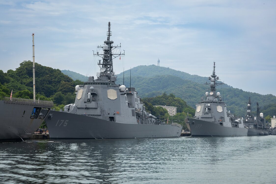遊覧船から撮影したイージス艦。現在も海上自衛隊と海上保安庁の両方が拠点を置く唯一の港である舞鶴