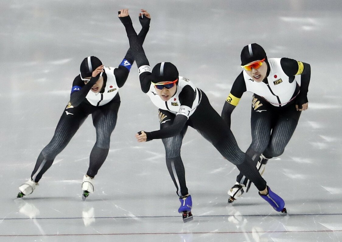 La final de la persecución femenina por equipos. Las hermanas Takagi Nana y Miho y Satō Ayano. (Reuters)