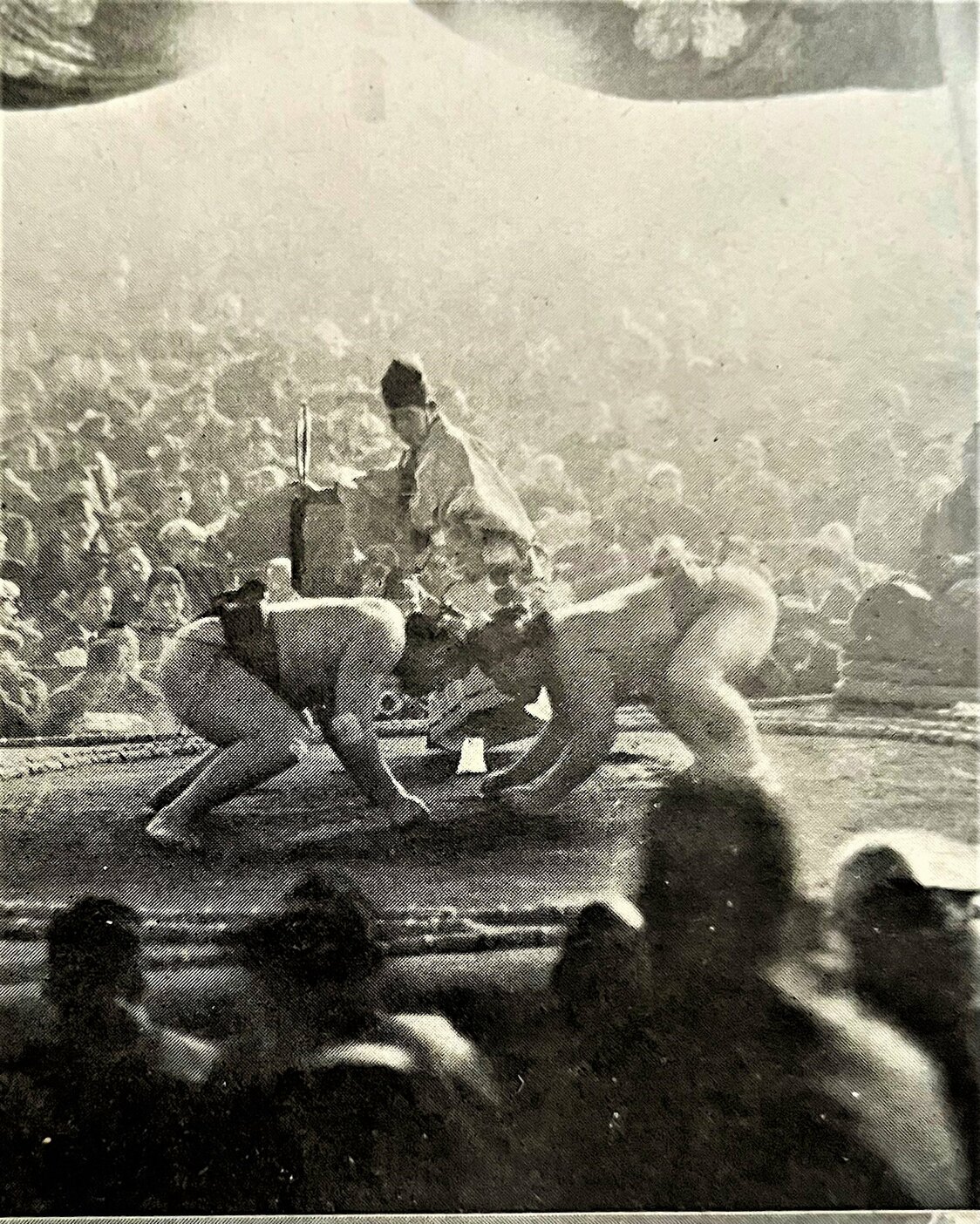 1926年（大正15）春場所、互いに頭をつけ合うようにして仕切る玉錦（右）と三杉磯