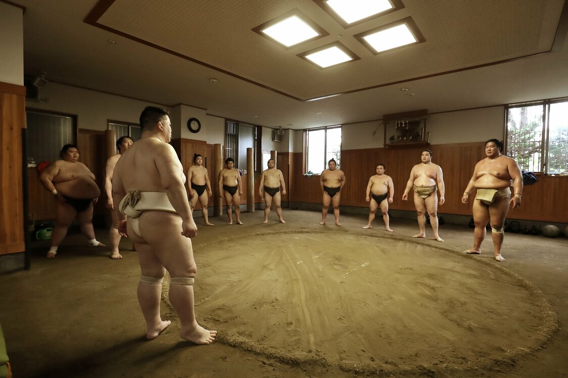 稽古の終わりに親方から一言。稽古の大事さを繰り返し説く
