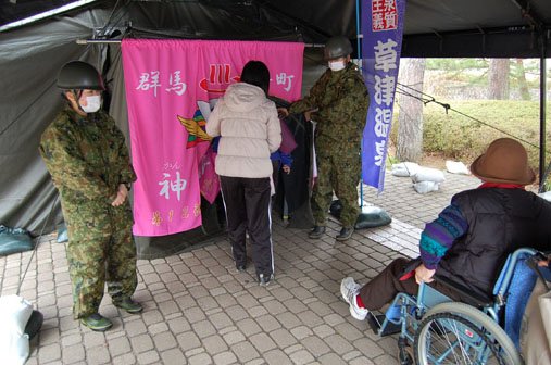 仮設風呂の順番を待つ人たち。（写真提供＝防衛省）