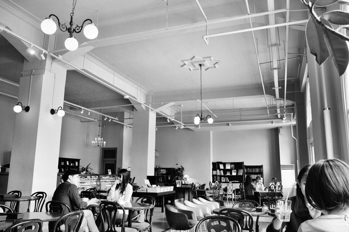 旧・日魯漁業函館支社。現在は、「Cafe&Deli MARUSEN」。しっくいの天井が高い（2019）