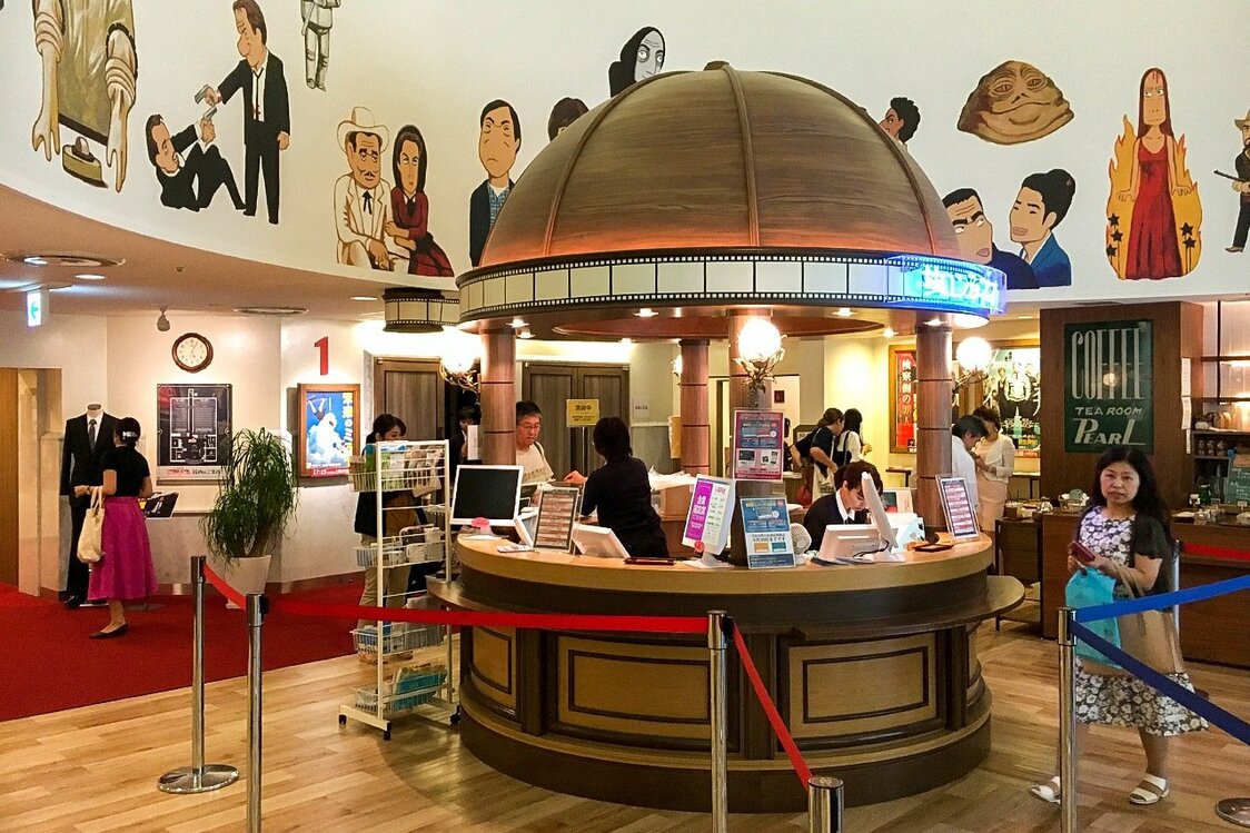 Un mural circular del ilustrador Miyazaki Yūji rodea por completo el vestíbulo del Salon Cinema.