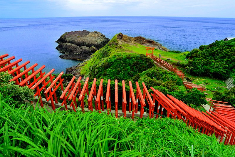 Santuario Motonosumi, donde la armonía entre los torii alineados y la naturaleza que los rodea conforma un paisaje espectacular (imagen cortesía de Mitsui Masayuki).