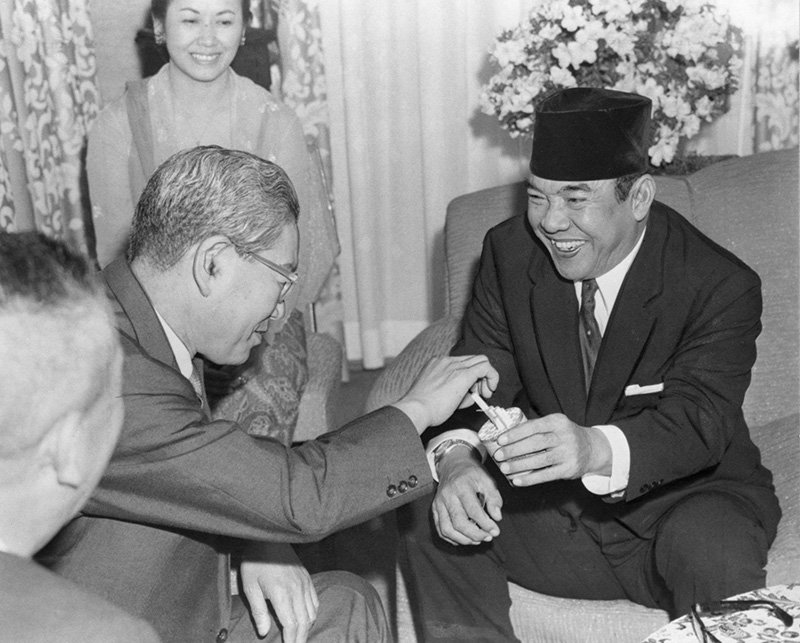 Le président indonésien Sukarno, rencontre à Tokyo le Premier ministre japonais Ikeda Hayato. (photo : Jiji Press, janvier 1964)