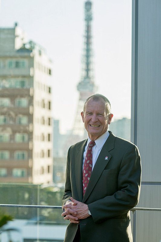 日本は独自の視点、構想の提示を：デニス・ブレア元米国家情報長官インタビュー