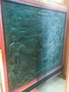 陳列於早稻田大學校友會館內,由楊肇嘉先生號召日治時代早稻田大學畢業的臺籍校友捐贈給母校的紀念物,由臺灣知名藝術家楊英風所作銅板雕刻,內容描繪具有典型臺灣意象的田園風光(筆者攝影)