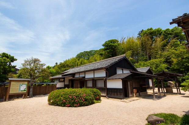 Edificio principal de la antigua residencia samurái. Data de mediados del período Edo, pero ha sido restaurado recientemente siguiendo un plano de la era Meiji.