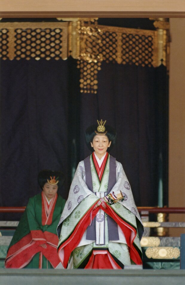 平成の「即位礼正殿の儀」で皇后さま（現上皇后さま）が身につけた十二単。五衣（いつつぎぬ）、唐衣（からぎぬ）、裳（も）からなる。手に檜扇（ひおうぎ）を持ち、伝統的な「おすべらかし」の形に結った髪には釵子（さいし）と呼ばれる金色のかんざしを挿される＝1990年11月12日、皇居・宮殿「松の間」［代表撮影］（時事）