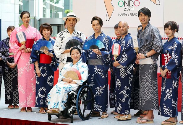 Le groupe d’athlètes et de célébrités (Taguchi au centre) vêtus en yukata (kimono d’été en coton) ont participé en 2018 à un événement promouvant les Jeux olympiques et paralympiques de Tokyo. (Jiji)