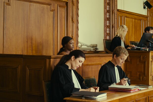 アリス・ディオップ監督の長編劇映画デビュー作『サントメール ある被告』は、実際に行われた裁判を基にしている © SRAB FILMS – ARTE FRANCE CINÉMA – 2022