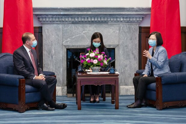 2020年8月10日、台北市内の総統府で会談した台湾の蔡英文総統（写真右）と米国のアレックス・アザー厚生長官。アザー氏は1979年の米台断交以降、訪台した最高位の米閣僚。＝台湾［総統府提供］ 時事